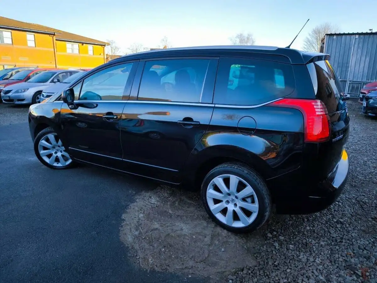 2013-peugeot-5008-16e-hdi-allure-big-22