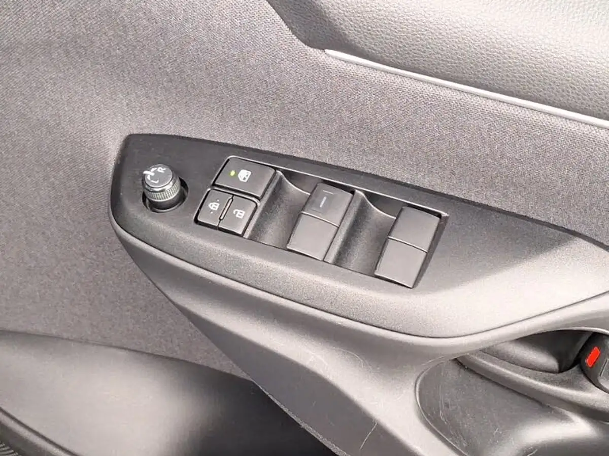 2024-mazda-mazda2-15-centre-line-big-13