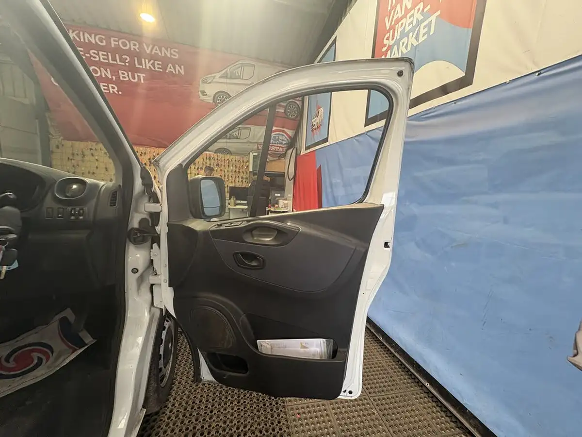 2015-vauxhall-vivaro-16cdti-2900-l2h1-115ps-refrigerated-van-big-2