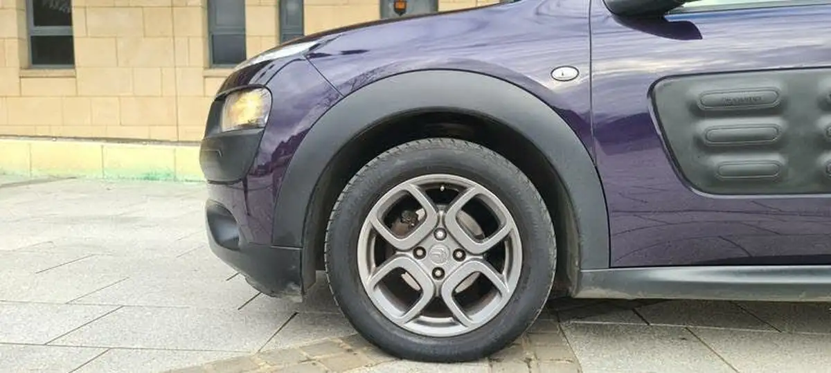 2015-citroen-c4-cactus-16bluehdi-feel-big-10