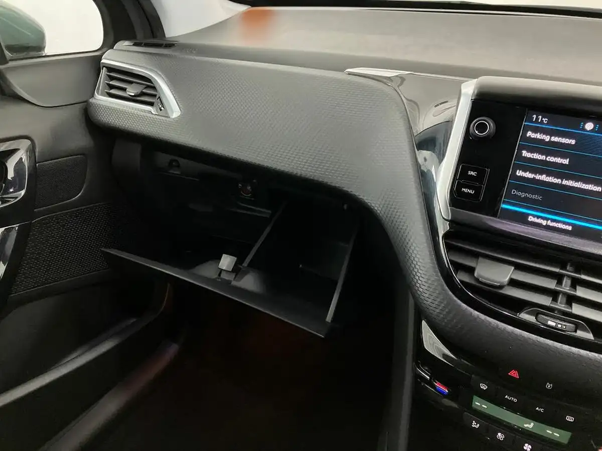 2019-peugeot-208-12-puretech-tech-edition-82bhp-big-37