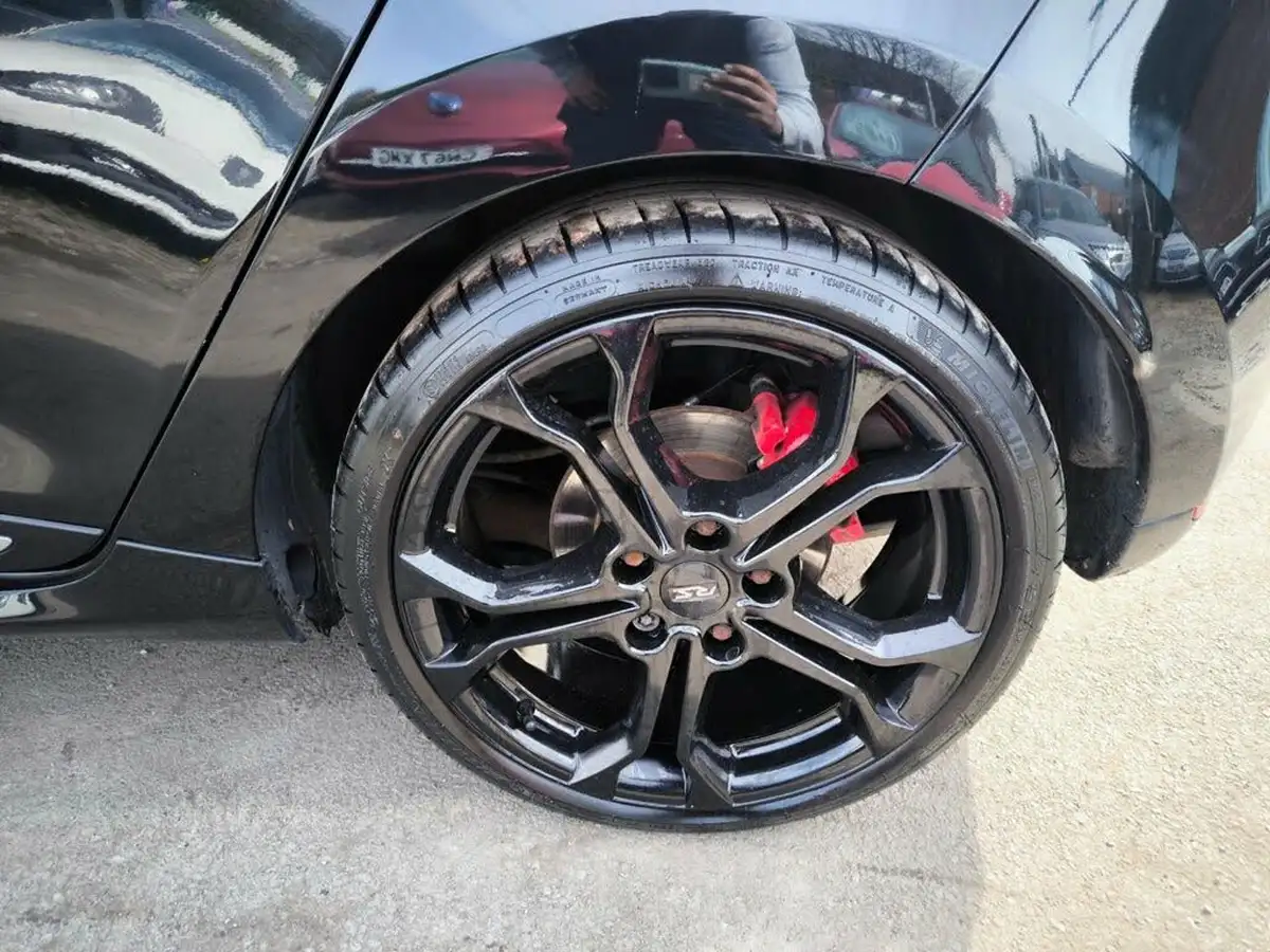 2014-renault-clio-16-renaultsport-200-big-21