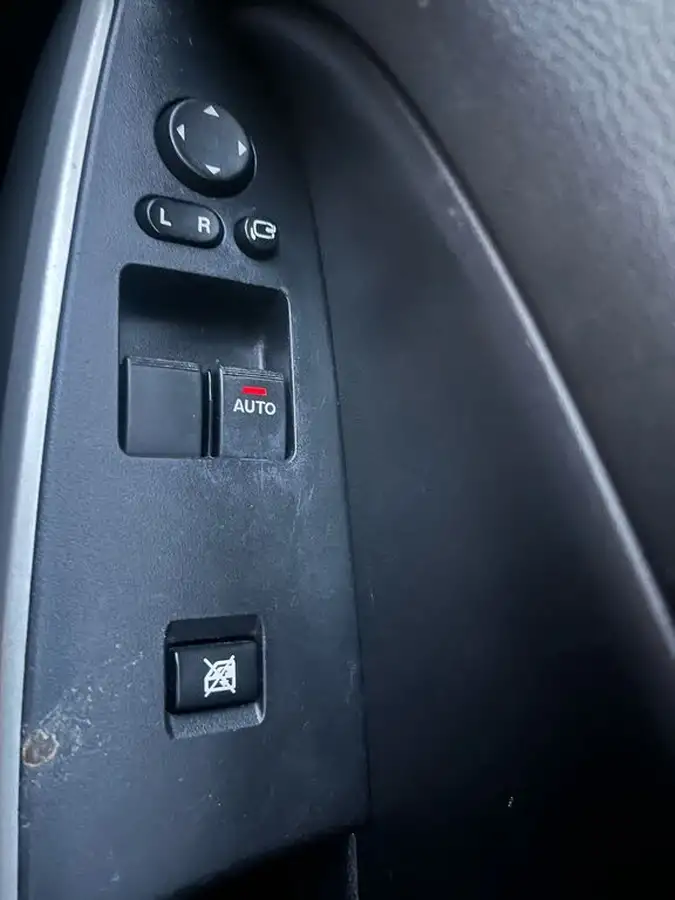2012-mazda-mazda2-15-ts2-big-23
