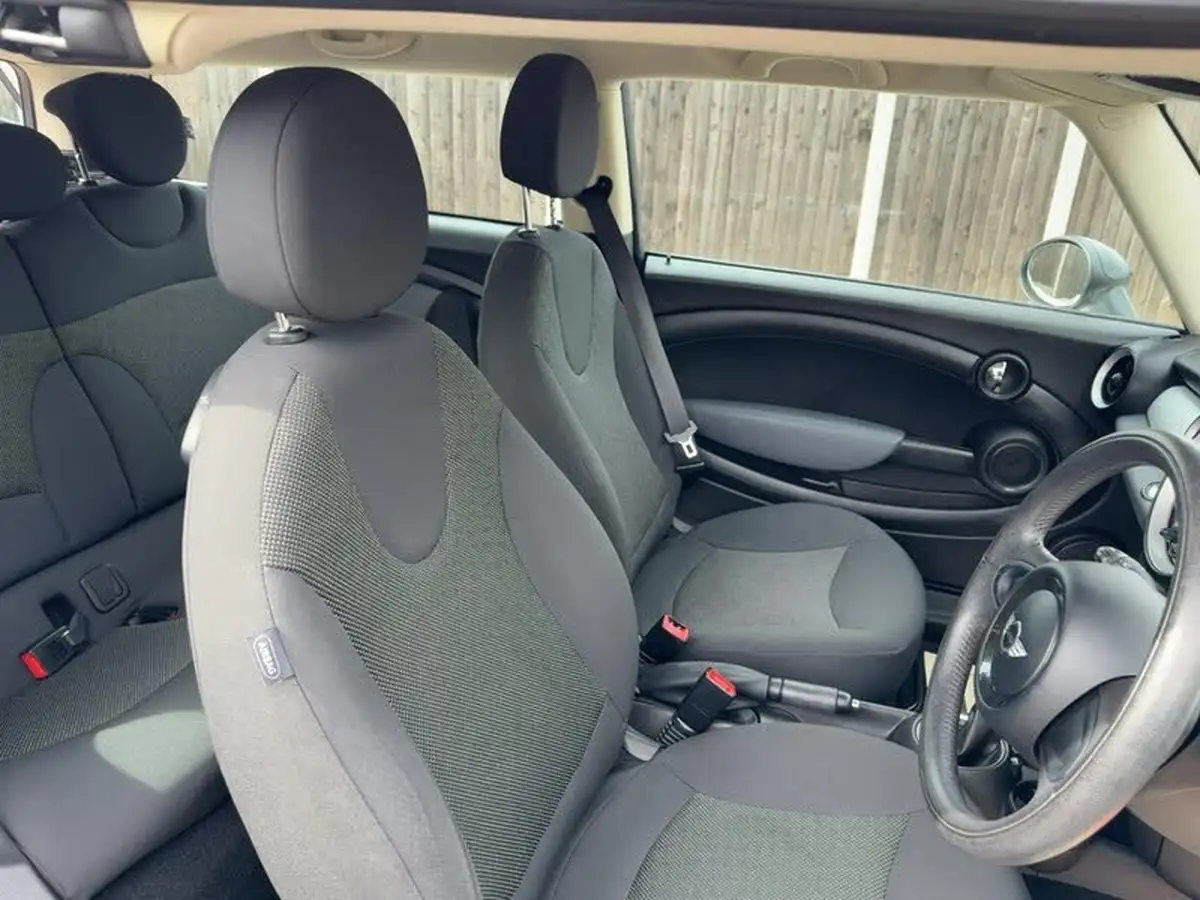 2012-mini-clubman-16-one-auto-big-22