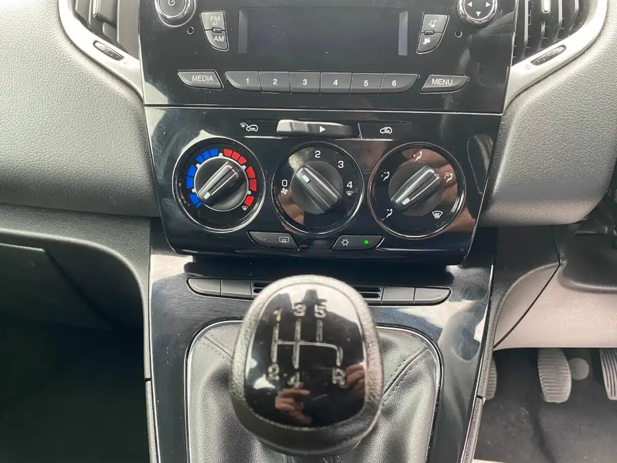 2013-chrysler-ypsilon-12-se-big-11