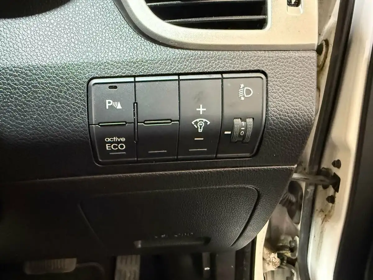 2012-hyundai-i30-16td-style-110ps-auto-big-15