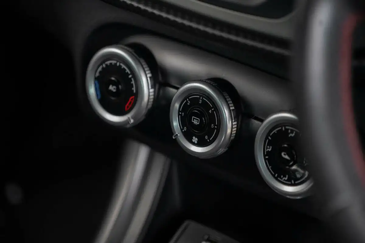 2015-alfa-romeo-giulietta-14-tb-sprint-big-25