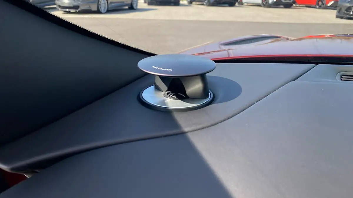 2019-aston-martin-db11-40-v8-big-27
