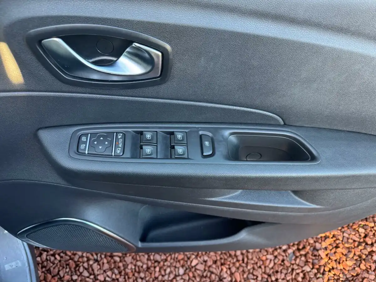 2019-renault-captur-09-tce-iconic-big-22