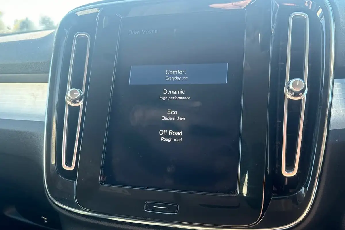 2020-volvo-xc40-20td-d3-momentum-big-30