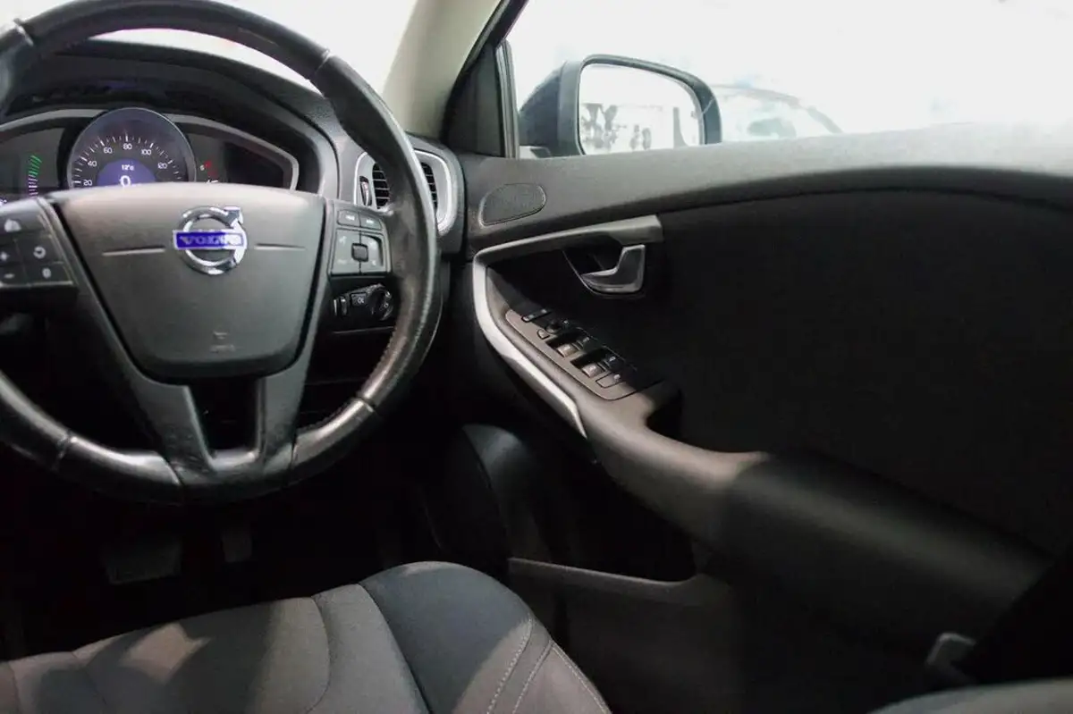 2015-volvo-v40-20td-d2-es-nav-geartronic-big-22