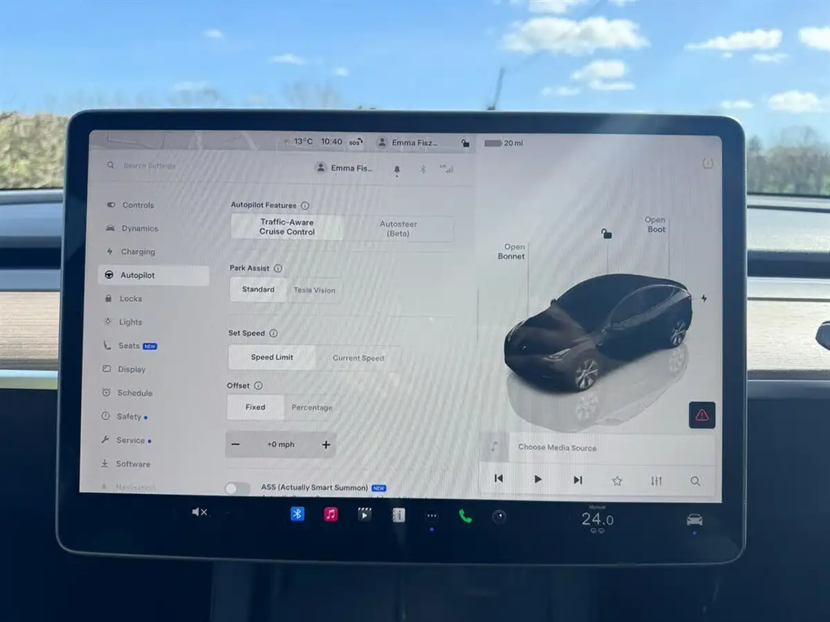 2022-tesla-model-y-e-long-range-big-19