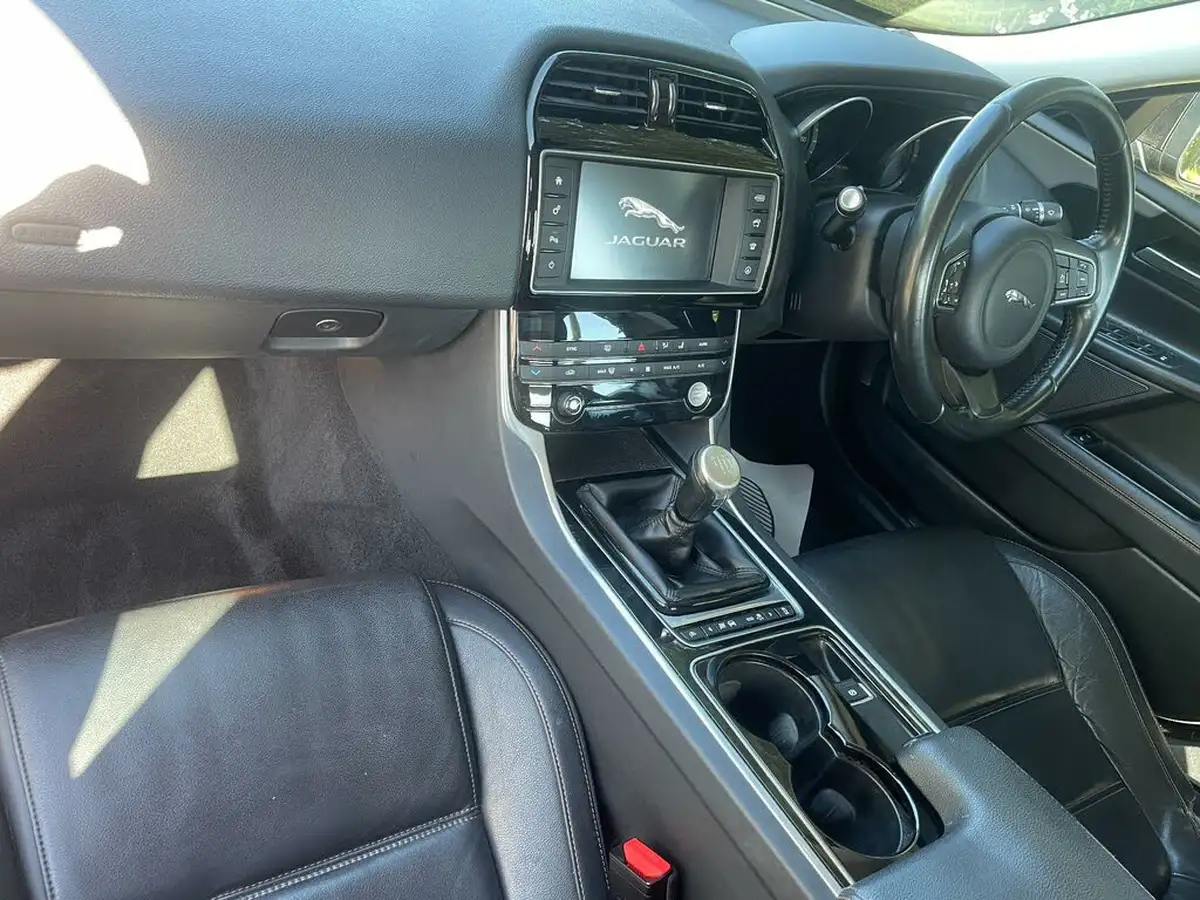 2015-jaguar-xe-20td-prestige-163ps-big-46