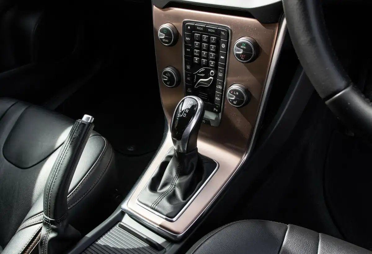 2016-volvo-v40-15-t3-cross-country-pro-big-27