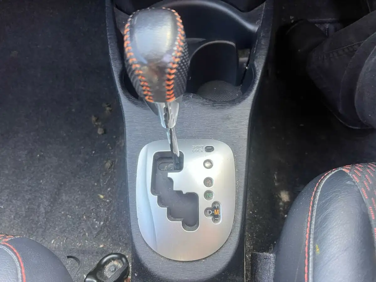 2012-toyota-yaris-133-sr-5d-m-drive-s-big-9