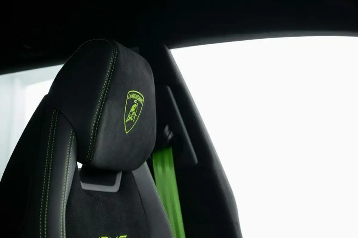 2024-lamborghini-urus-40-no-trim-big-17