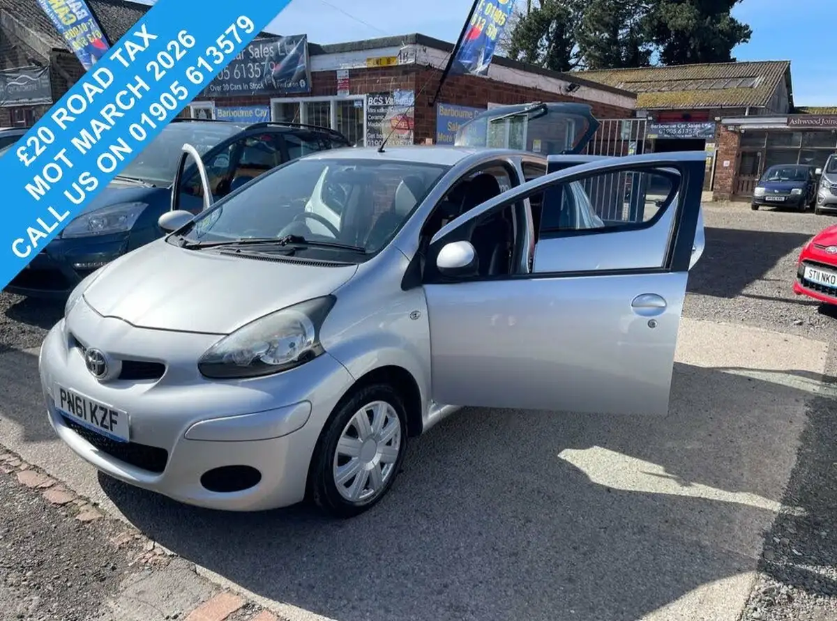 2011-toyota-aygo-10-aygo-ice-5d-big-0