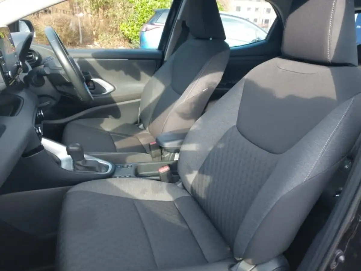 2021-toyota-yaris-15-vvt-i-icon-114bhp-hybrid-1490cc-e-cvt-big-4