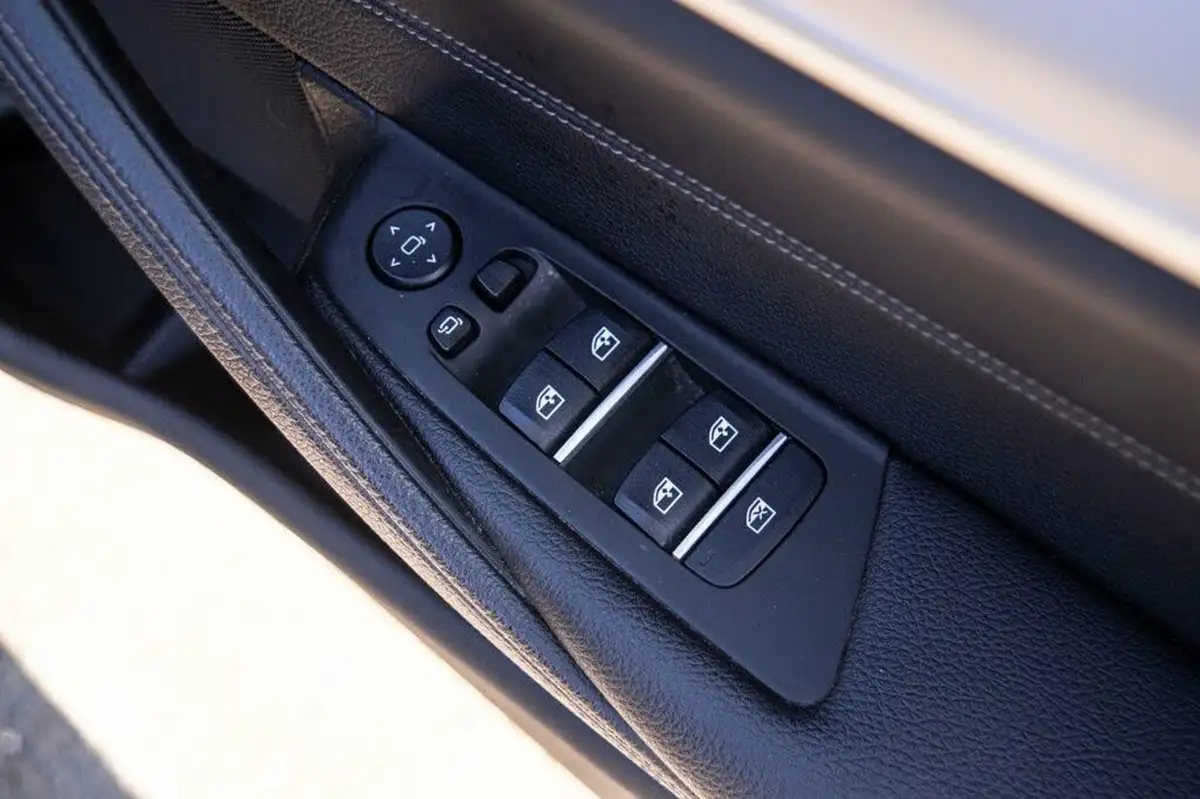 2022-bmw-5-series-20-530e-se-saloon-4d-big-24
