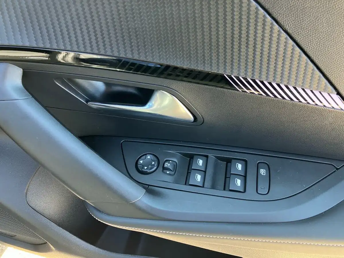 2024-peugeot-2008-suv-e-allure-136ps-50kwh-big-17