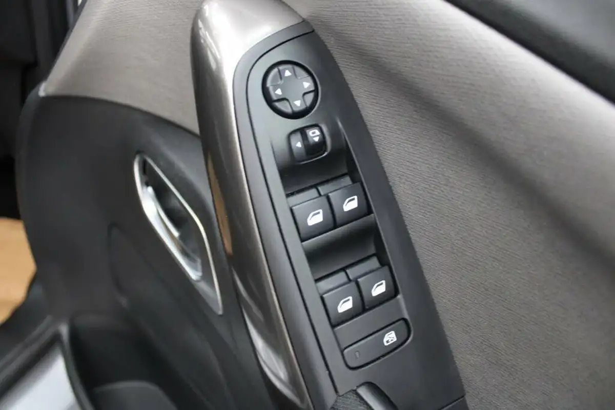 2018-citroen-c4-picasso-16bluehdi-flair-eat6-big-24