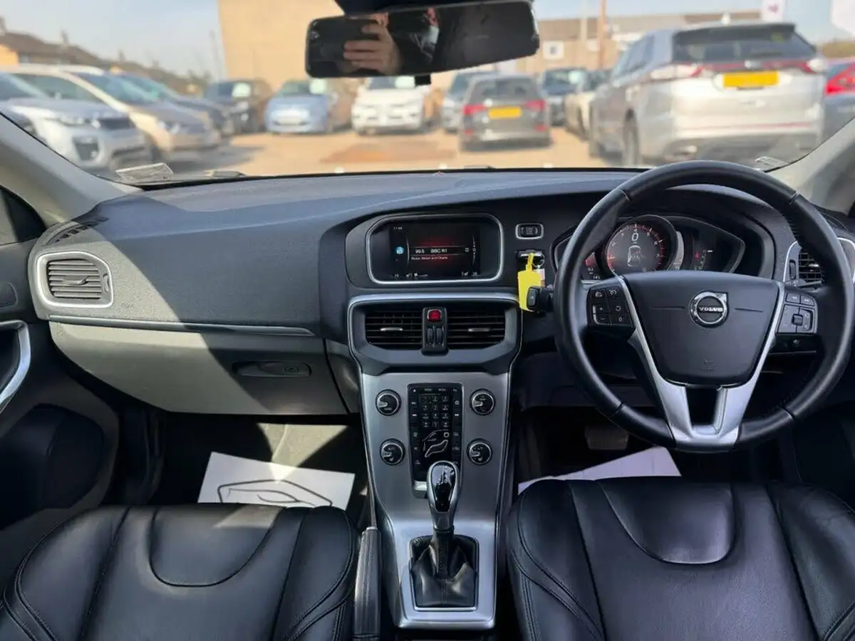 2016-volvo-v40-15-t2-inscription-big-11
