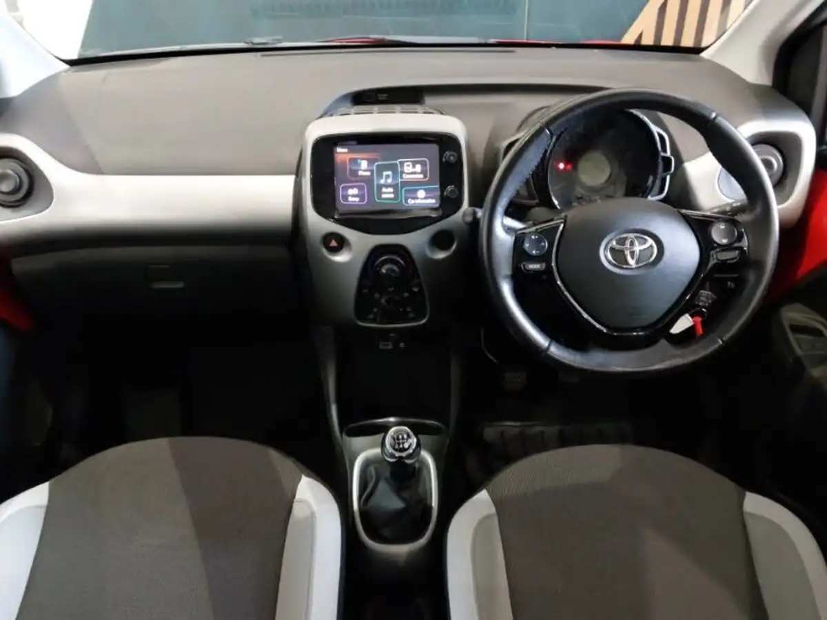 2017-toyota-aygo-10-vvt-i-x-play-71bhp-5d-big-2