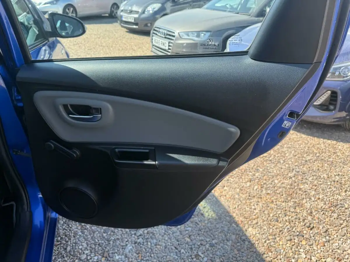 2017-toyota-yaris-15-vvt-i-icon-navi-hybrid-big-20