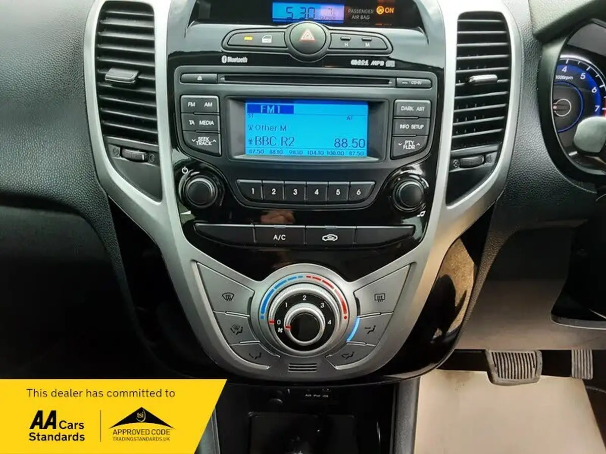 2014-hyundai-ix20-16-style-125ps-big-13
