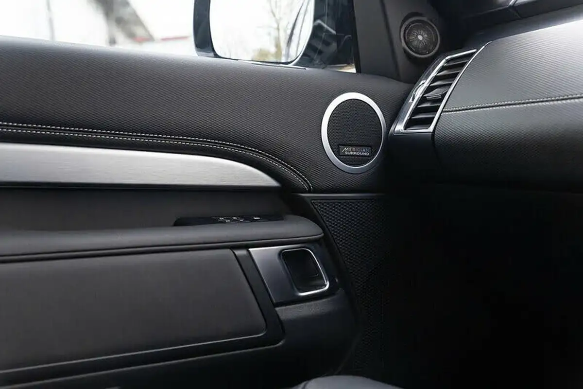 2021-land-rover-discovery-30-d300-r-dynamic-hse-big-11