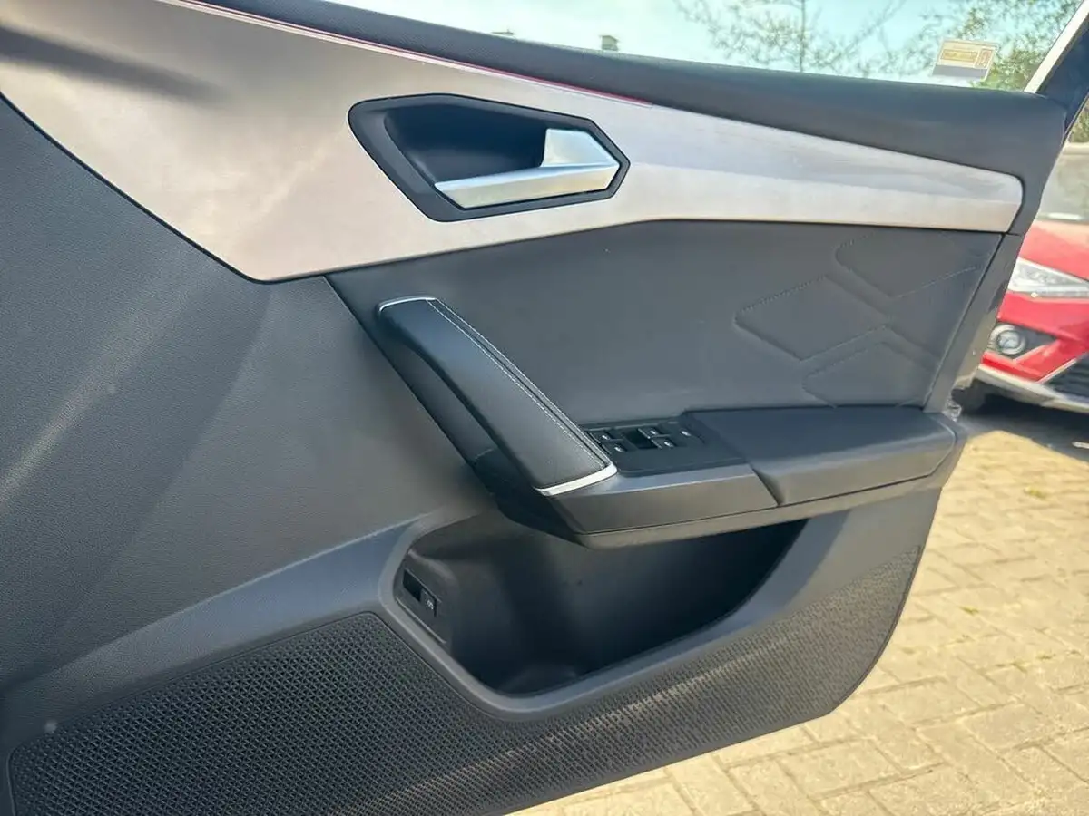 2021-seat-leon-14-e-hybrid-xcellence-lux-hatchback-big-15