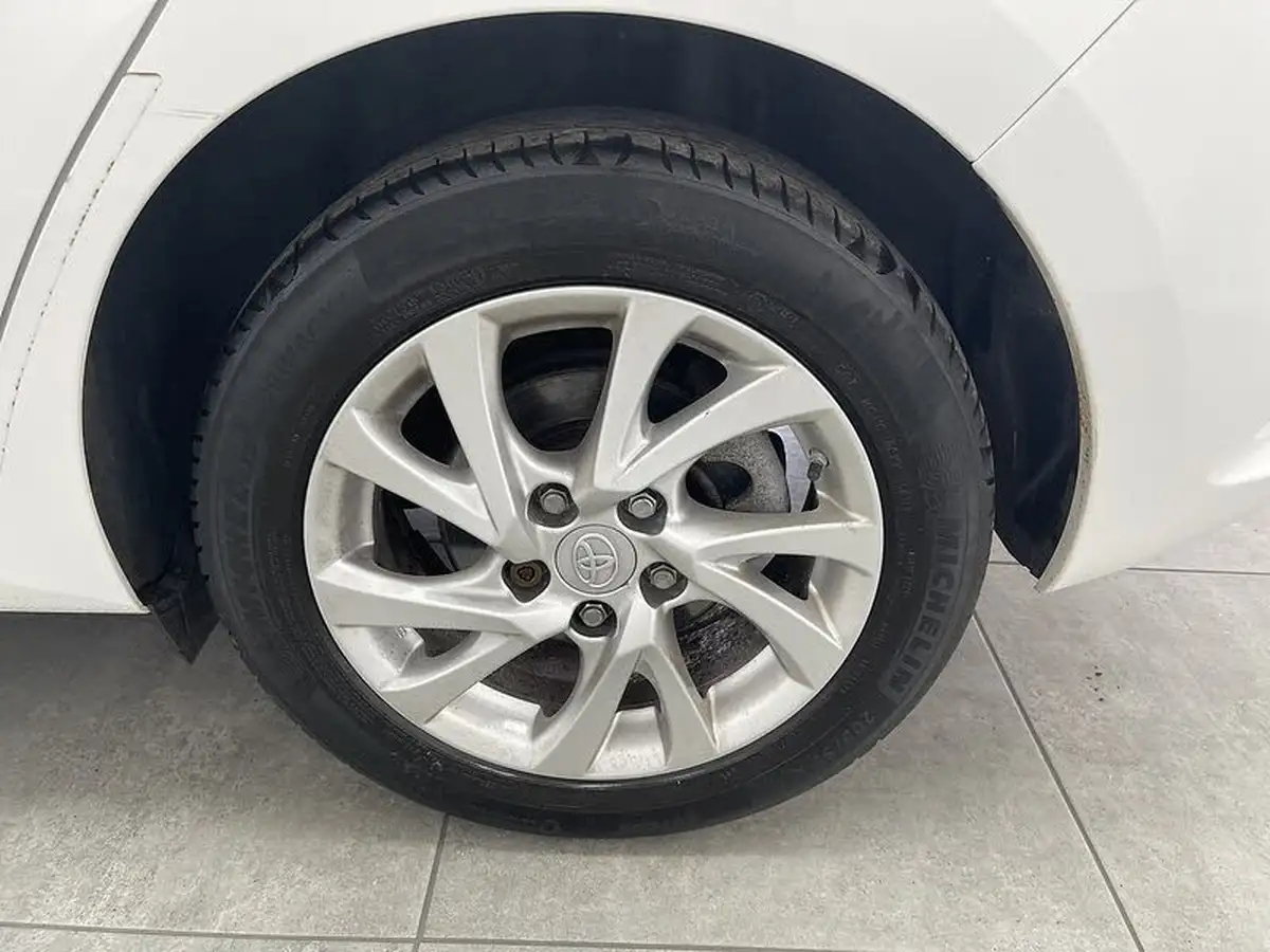 2017-toyota-auris-16d-icon-tss-hatchback-big-16