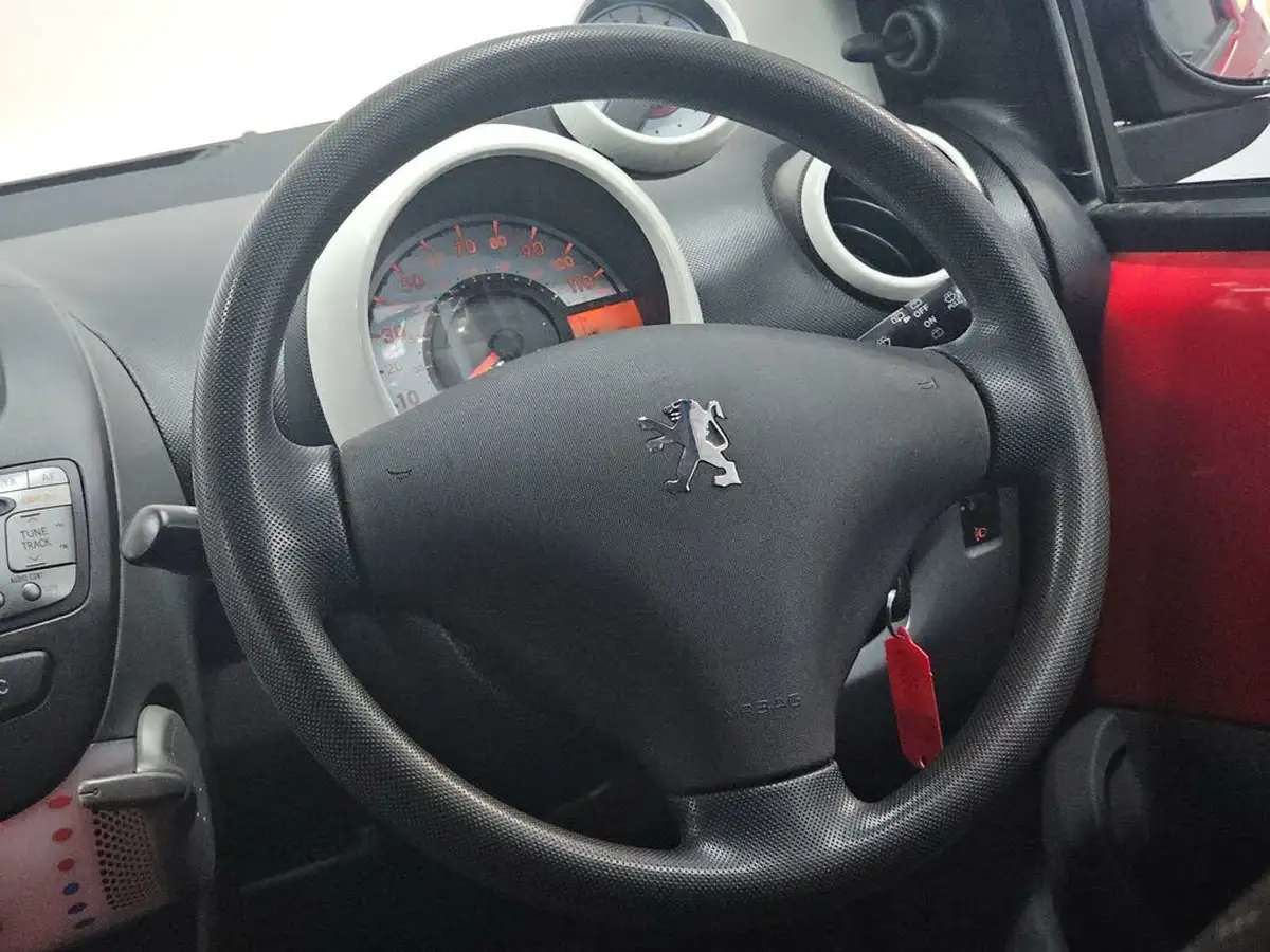 2012-peugeot-107-10-sportium-5d-big-21