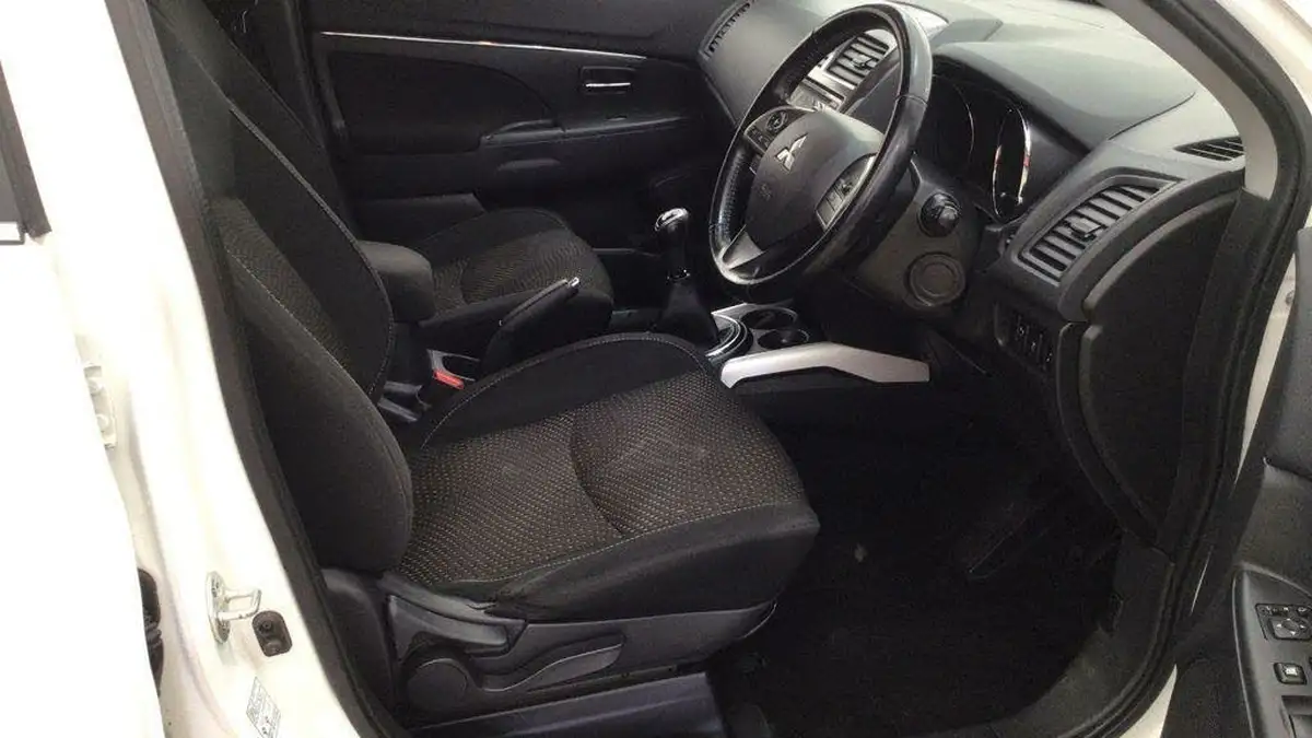 2013-mitsubishi-asx-16-3-leather-big-6