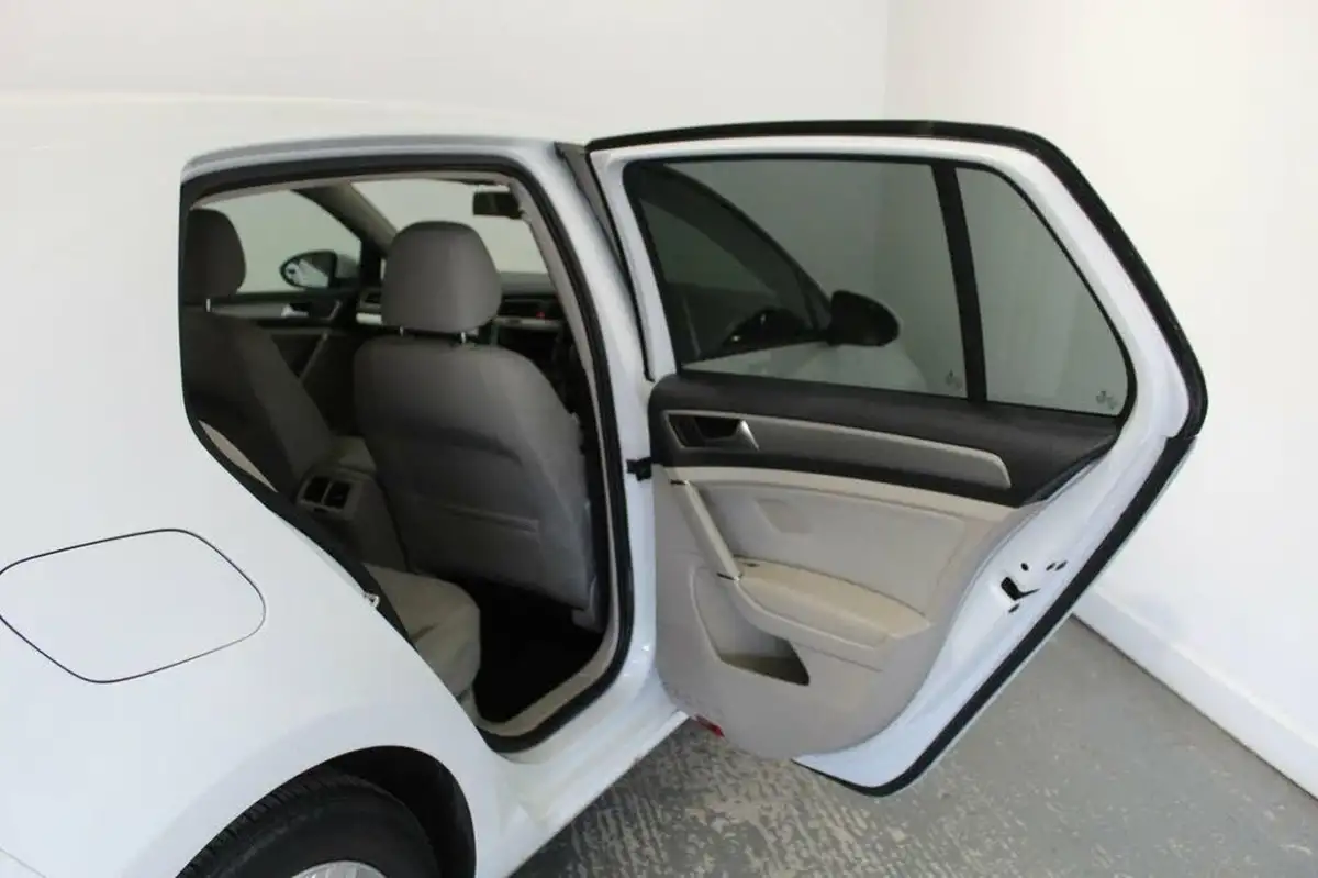 2014-volkswagen-golf-20tdi-match-5d-dsg-big-21