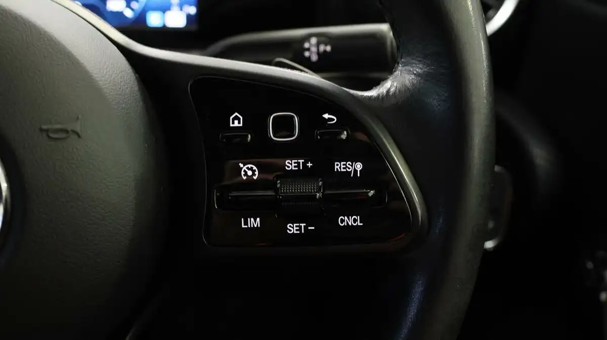 2018-mercedes-benz-a-class-15d-a180d-se-116ps-ss-7g-dct-big-21
