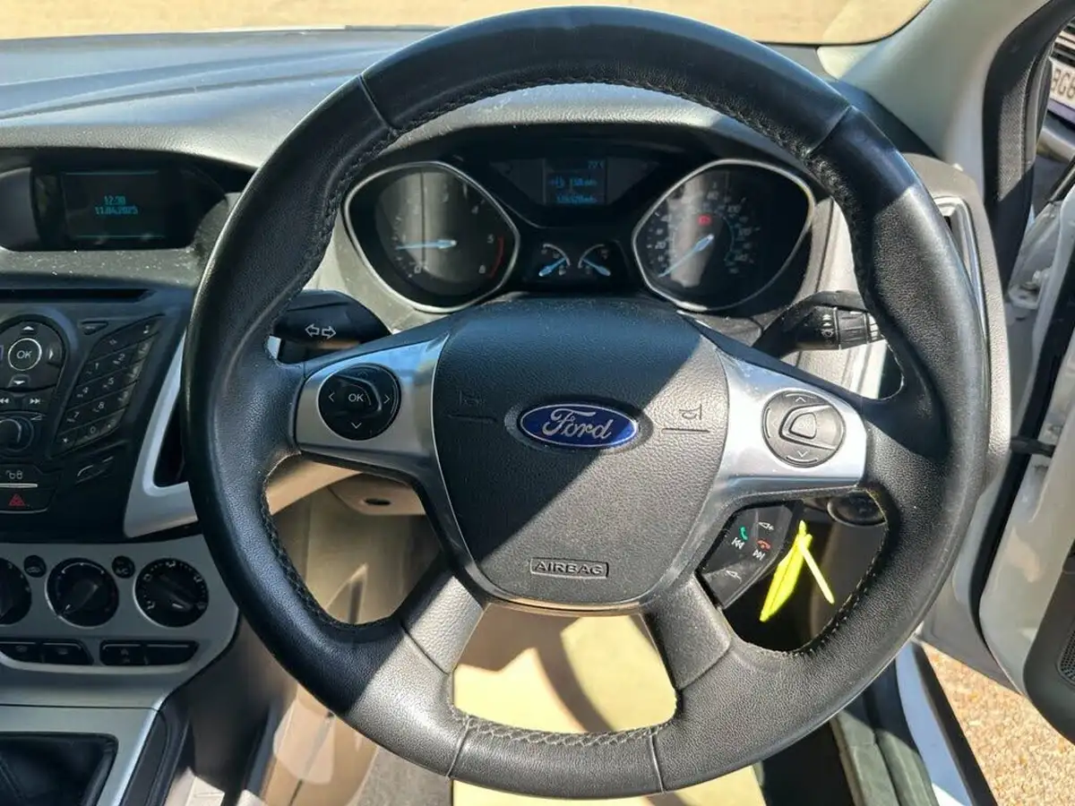 2011-ford-focus-16tdci-zetec-hatchback-big-10