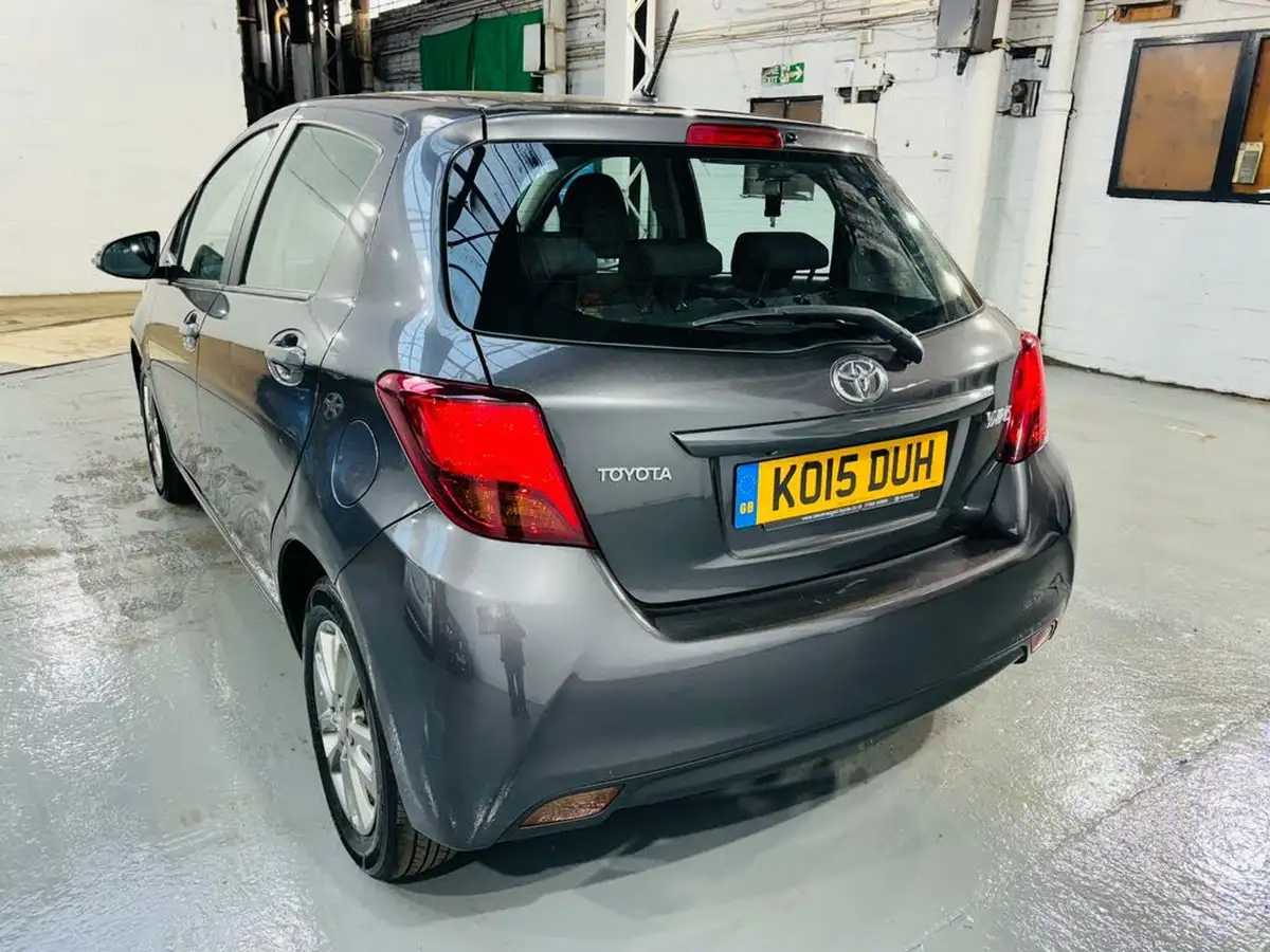 2015-toyota-yaris-133-icon-vvt-i-5d-big-5