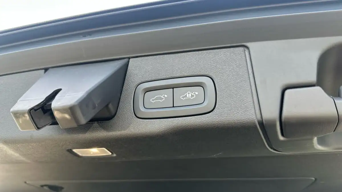 2021-volvo-xc60-20-b5-inscription-big-32