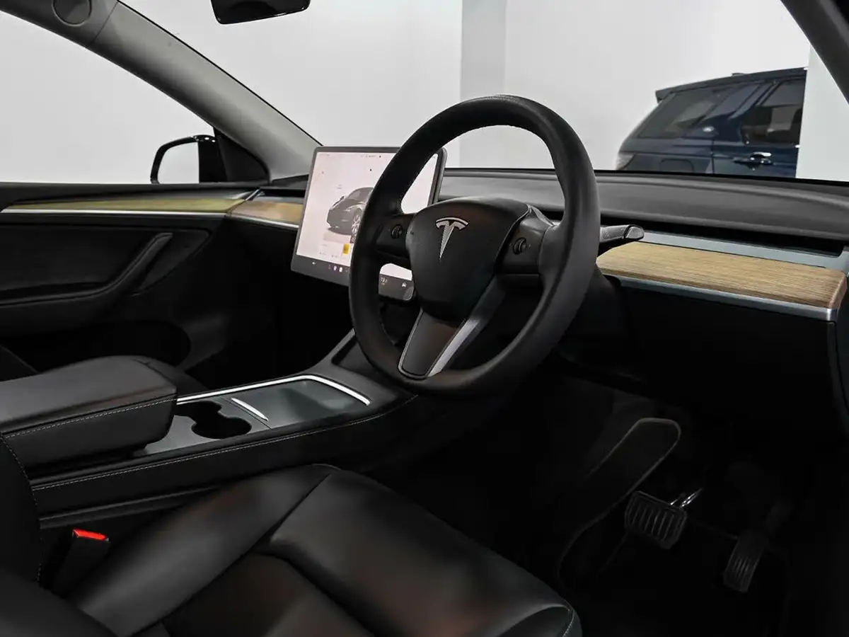 2022-tesla-model-y-e-long-range-big-1