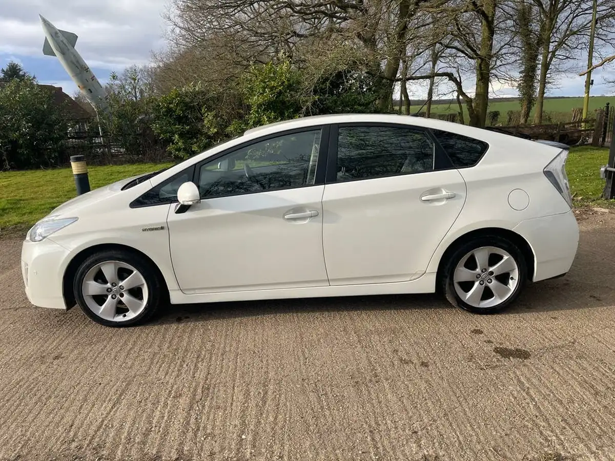2011-toyota-prius-18-vvt-i-t-spirit-leather-1794cc-big-2
