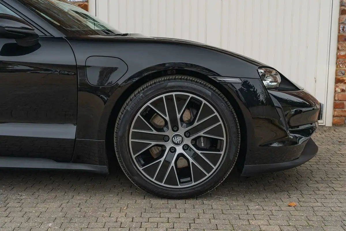 2022-porsche-taycan-e-base-408ps-big-24