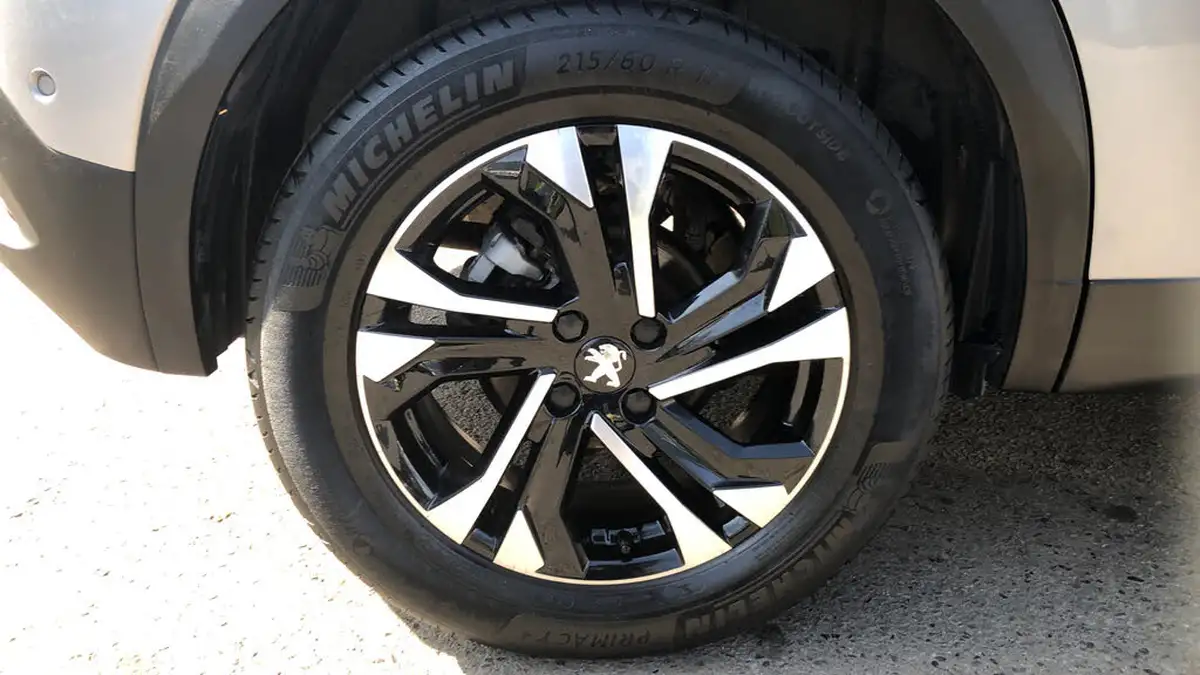 2021-peugeot-2008-suv-12-puretech-gt-big-15