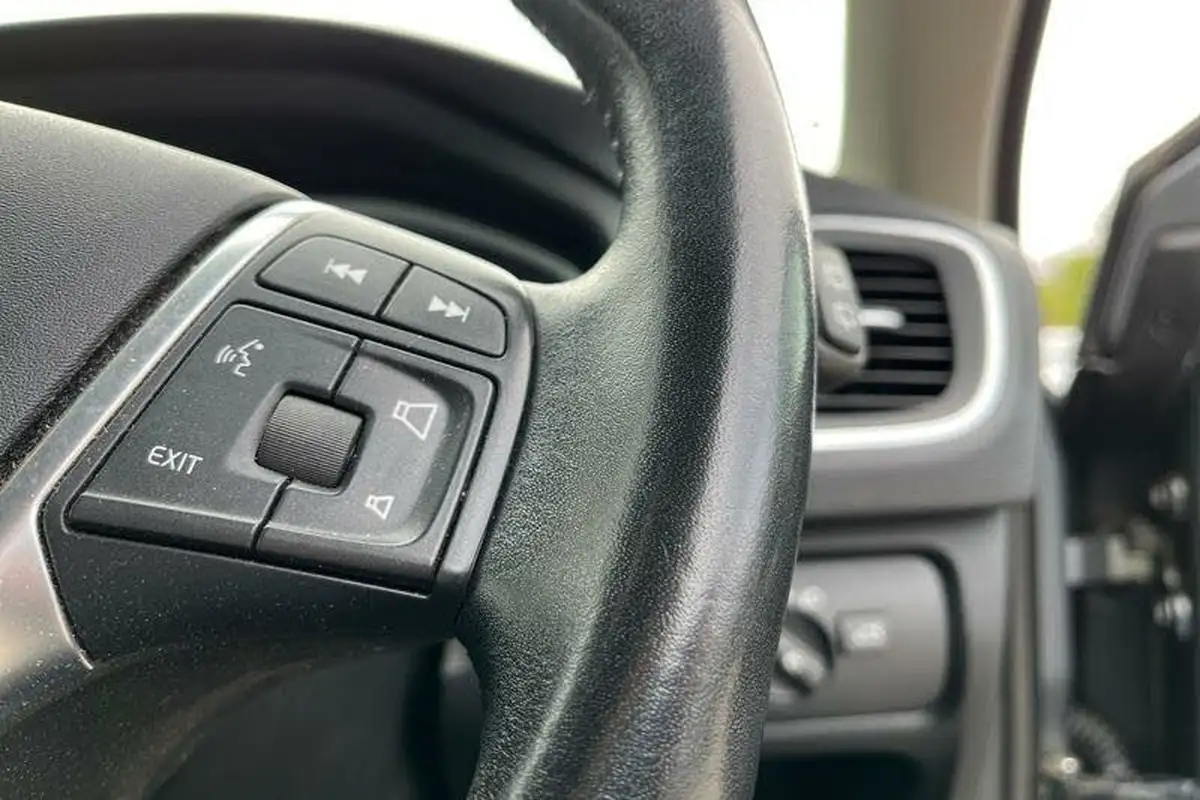 2019-volvo-v40-20td-d2-momentum-nav-plus-big-25