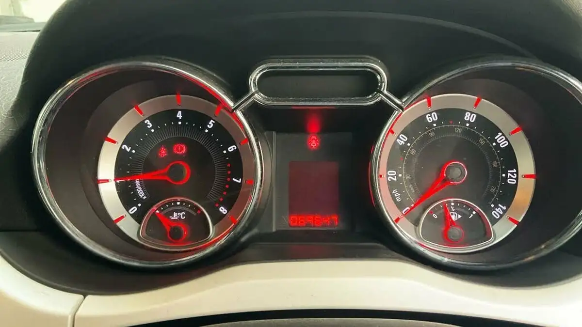 2014-vauxhall-adam-14-jam-87ps-big-9