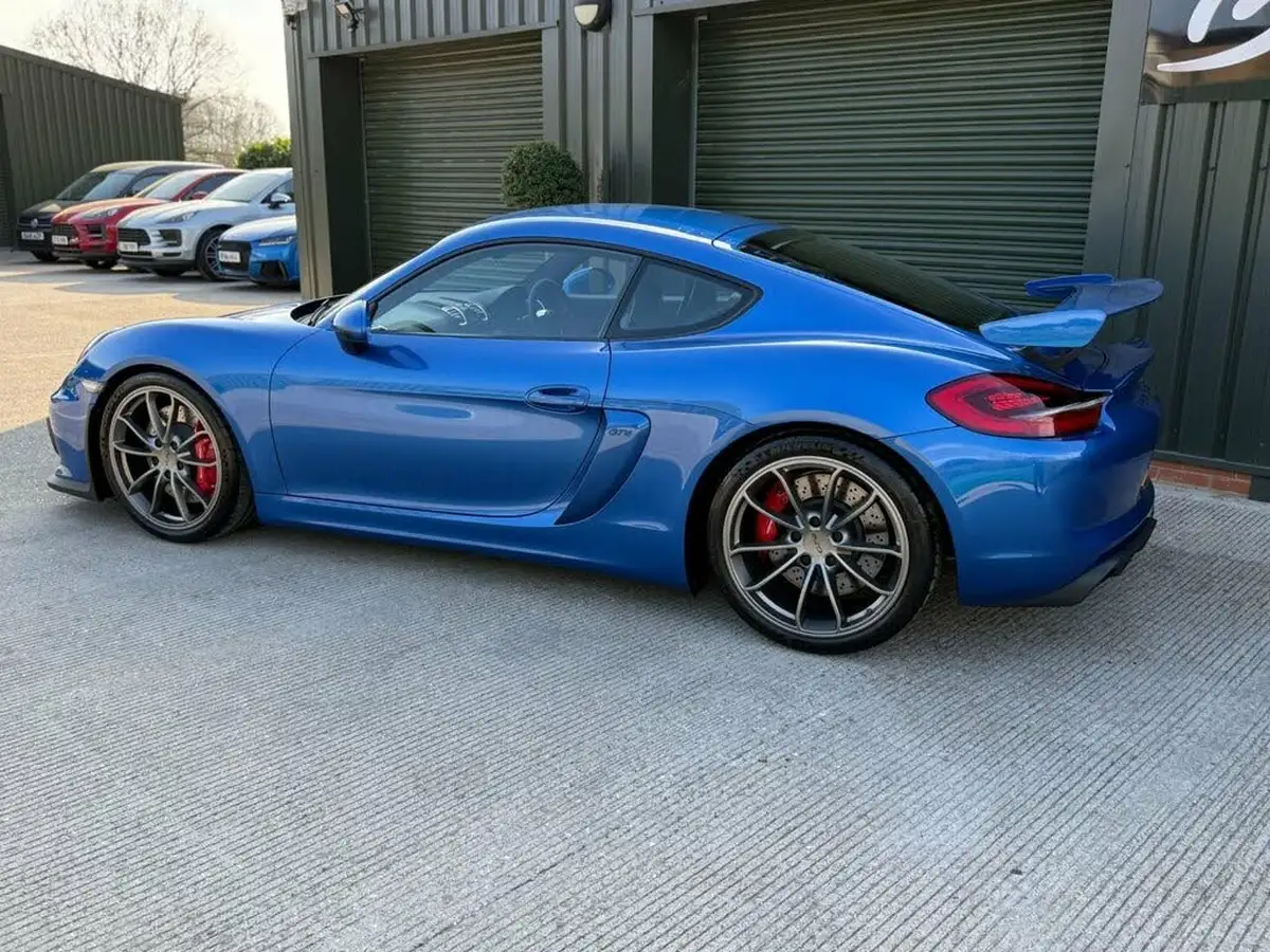 2016-porsche-cayman-38-gt4-big-16
