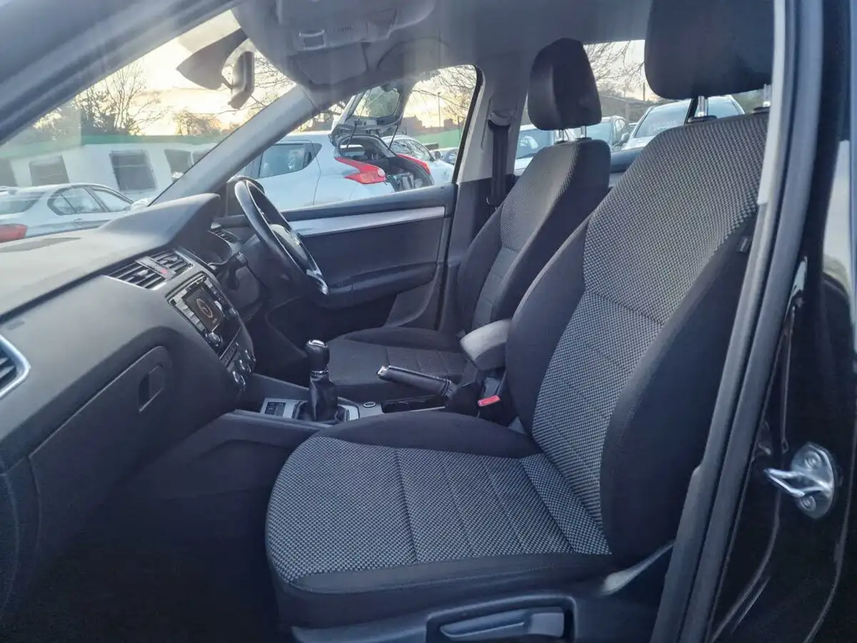 2014-skoda-octavia-16tdi-se-hatchback-big-27