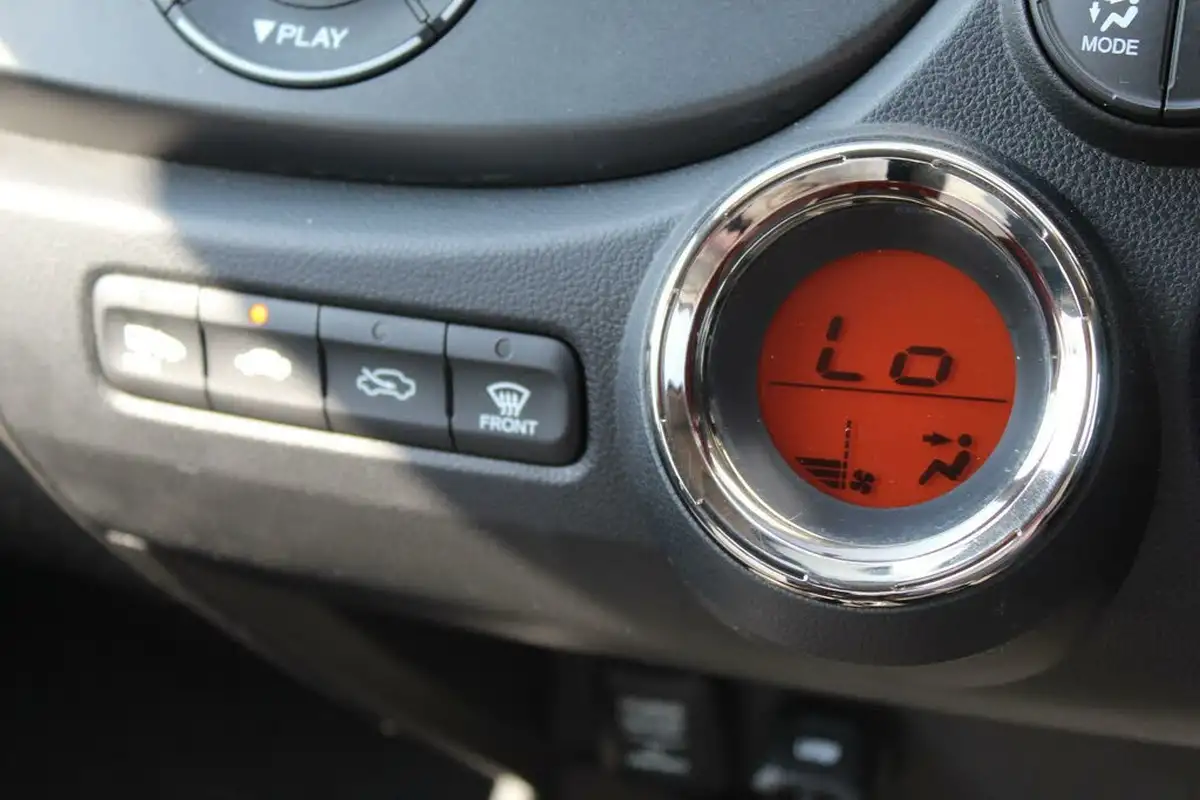 2014-honda-jazz-14-es-plus-cvt-big-17