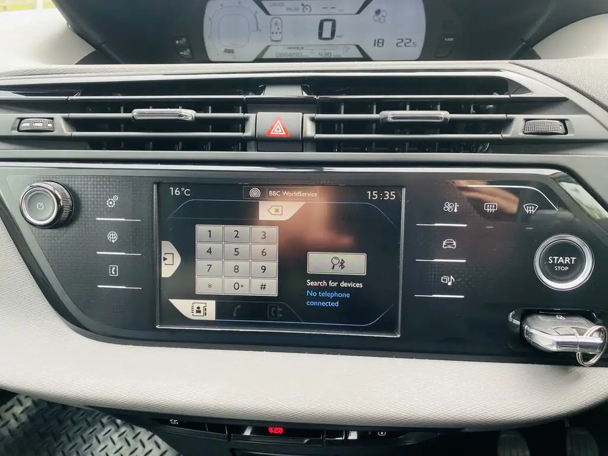 2015-citroen-c4-picasso-12-puretech-vtr-big-24