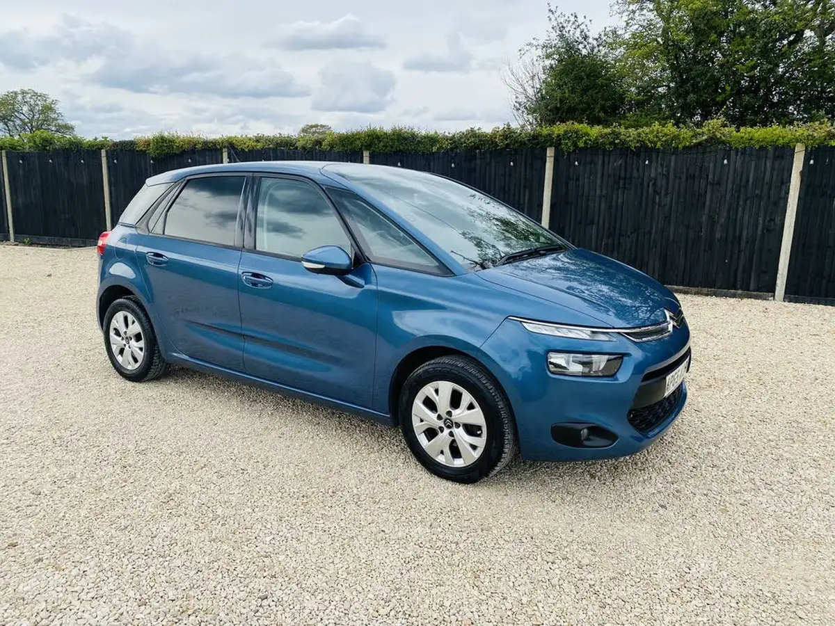 2015-citroen-c4-picasso-12-puretech-vtr-big-0
